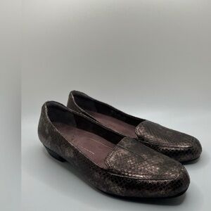 Clarks  Everyday Women”s Active Air Brown Metallic Snakeskin Loafers Size 9W
